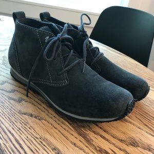 Eddie Bauer gray suede chukka